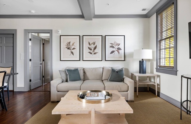 Downtown| 2 Beds| Rosemary Suite