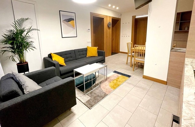 Downtown 4BD Master Apartment by Hostlovers