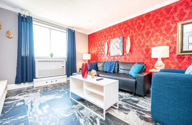 Downtown ATL Condo - Walk Score 78 w Free Parking!