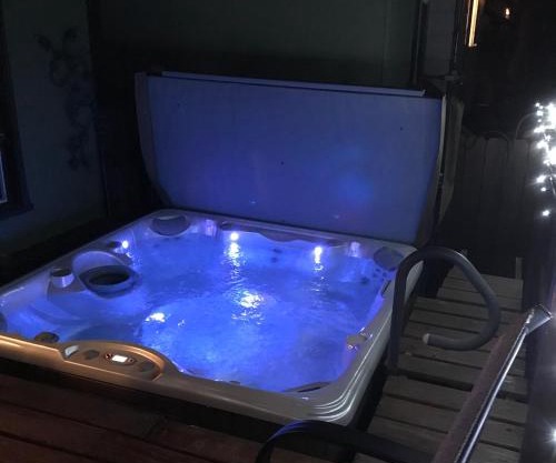 Downtown B&B with Jacuzzi
