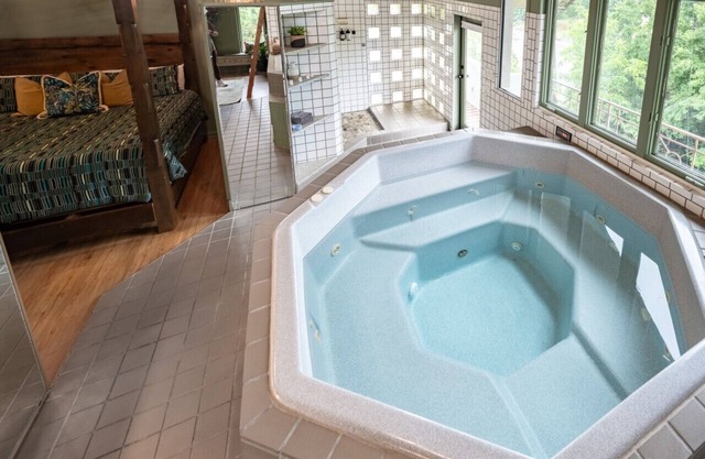 Downtown Bryan Treehouse: Hot Tub and Peaceful Escape