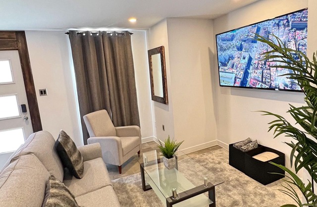 Downtown-Byward Market Stylish Apt +1 Free Parking