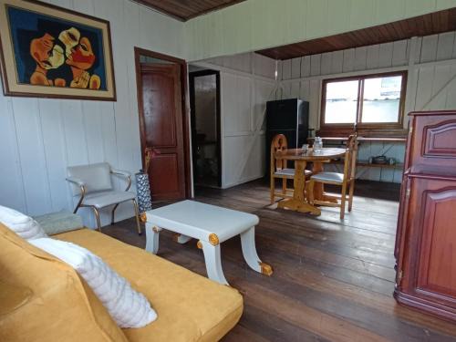 Downtown cabin for families in Macas