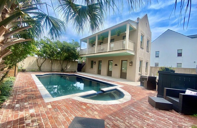 Downtown Charleston Piedaterre with Private Pool, Prime Locationn