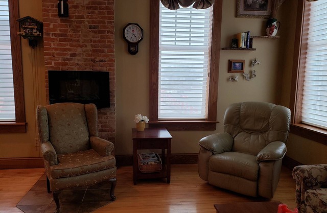 Downtown Chatfield-Lovely 2nd Fl Loft (2 Bdrm/1 bath) w/Private Deck & Hot Tub