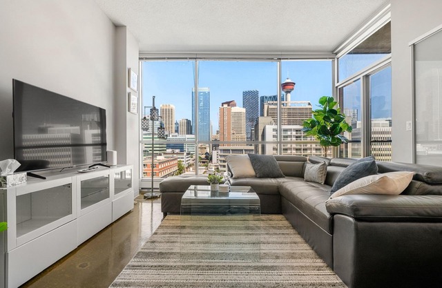 Downtown Chic Retreat | Elegant + Free Parking