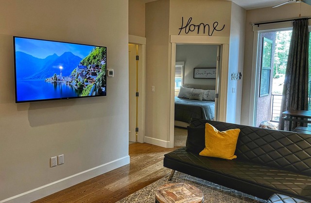 Downtown condo short walk to lake, patio and awesome common area