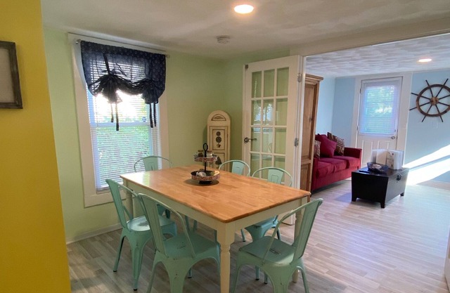 Downtown Cottage! Sleeps 5! Fully fenced in. Near wedding venues + Roger Will U!