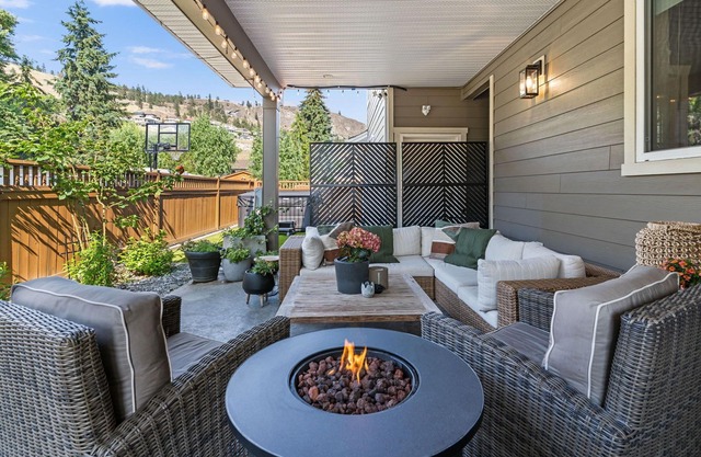 Downtown District & Knox Mountain & 5 min Walk to Beach, Hot Tub & Covered Patio