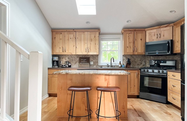 Downtown Douglas-Craftsman Charm-Sleeps 6