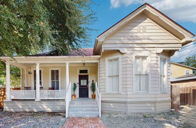 Downtown duplex with patio, enclosed backyard, washer/dryer, streaming, AC, WiFi