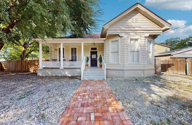 Downtown duplex with patio, enclosed backyard, washer/dryer - near downtown