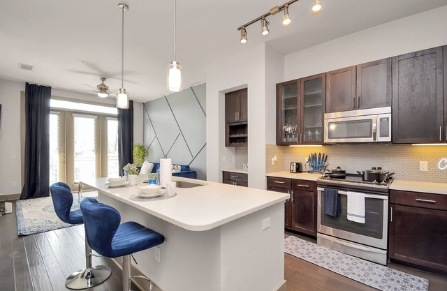 Downtown Elegance: Upscale Hideaway/King Bed/Free Garage Parking