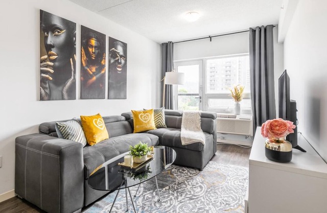 Downtown Hamilton Apartment. BBQ, GYM