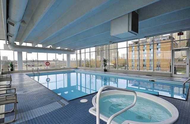 Downtown Highrise, Great Location, fast wifi and underground parking included!