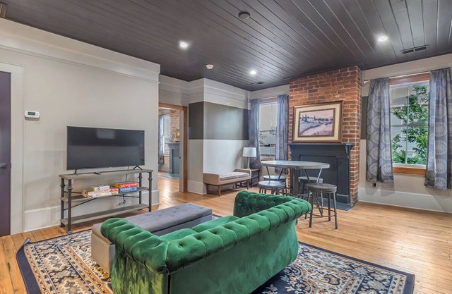 Downtown Historic 4BR Home – Porch, Courtyard & Charm, Walk to Forsyth Park
