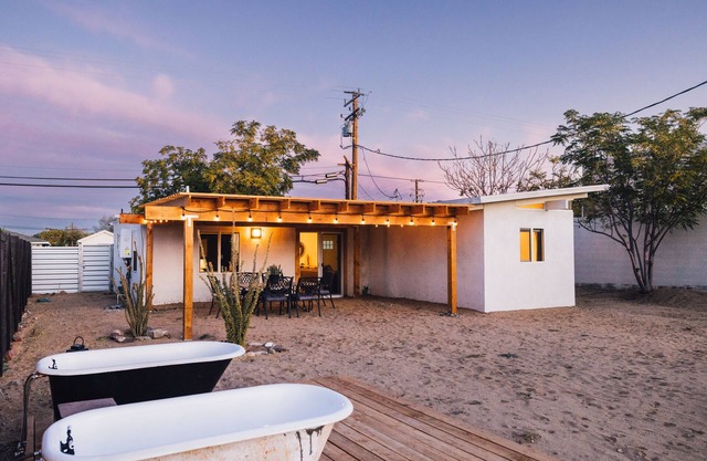 Downtown Joshua Tree, Outdoor Tubsn
