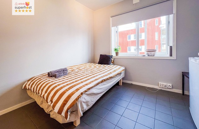 DOWNToWN KING BED FASHiONABLE