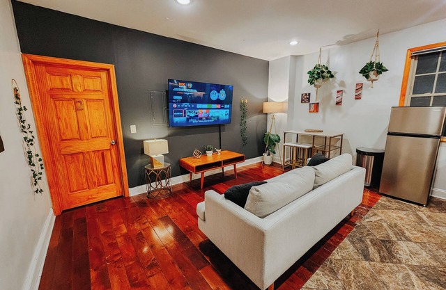 Downtown/King Bed/2 En-Suite Bathrooms/65"TV