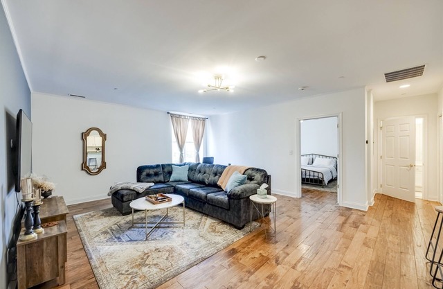 Downtown Louisville Condo, King Bed, Updated Kitchen and Bath- Free Parking