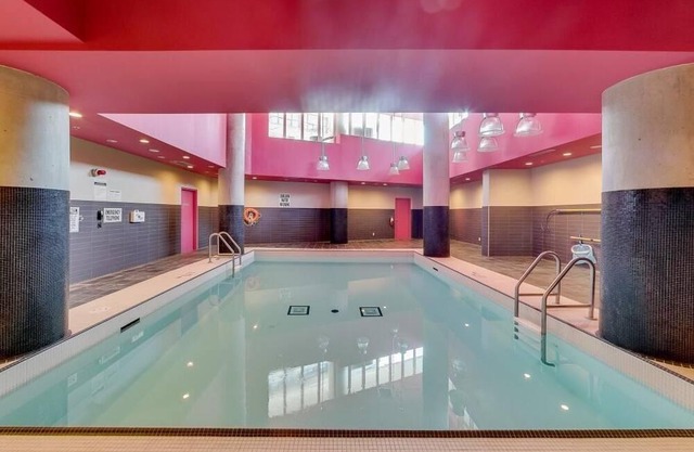 Downtown Lovely 2 Bedroom Condo with Pool fits 6 people