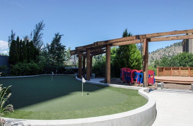 Downtown Luxury Accommodations steps to the Pool and Beach . Heart of Kelowna