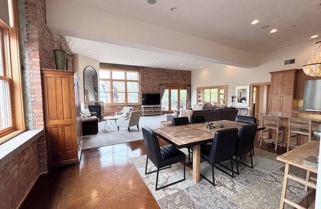 Downtown Luxury Condo w/Lower Harbor Views - 2200 SF sleeps 8 comfortably