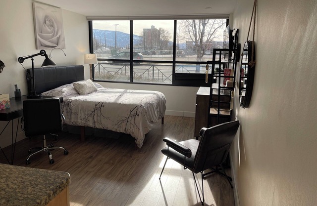 Downtown Luxury Studio: Top Amenities – Gym, Parking, Pool, Hot Tub, Safety!