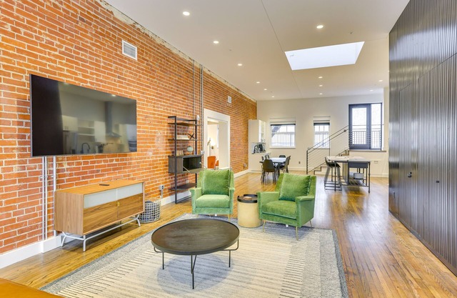 Downtown Omaha Getaway w/Deck & Gas Grill!