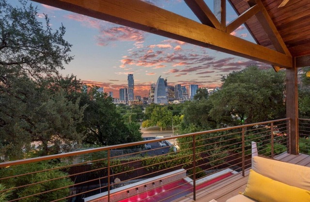 Downtown Retreat: sleeps 24 : 2 Pools + Spas : Gym