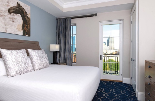 Downtown San Antonio Resort close to RiverWalk and The Alamo with Rooftop Pool and Hot tub