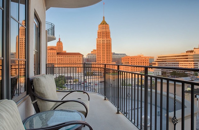 Downtown San Antonio Resort close to RiverWalk and The Alamo with Rooftop Pool and Hot tub