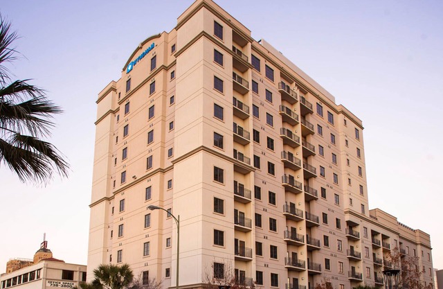 Downtown San Antonio Resort close to RiverWalk and The Alamo with Rooftop Pool and Hot tub
