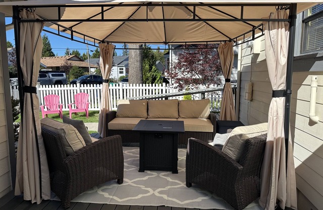 Downtown Snoqualmie Home - Hot Tub, Fully Fenced Yard - Pet Friendly!