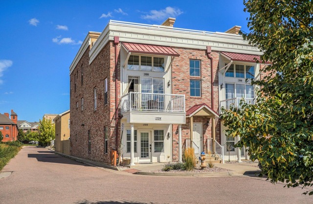 Downtown Townhouse | Rooftop Patio | Pet Friendly