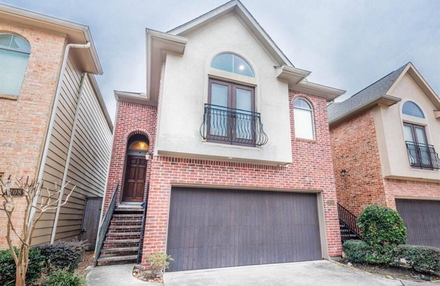 Downtown Upscale Town Home. Private Pool & Jacuzzi