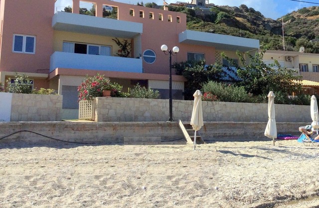 Dream apartment in a top location directly on the beach, with beautiful sea views