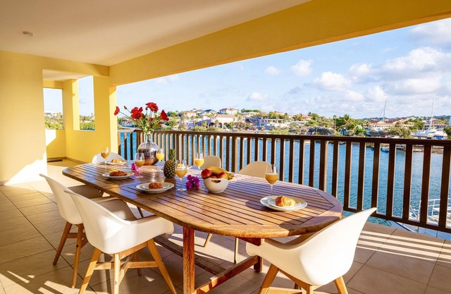 Dream apartment overlooking the marina!