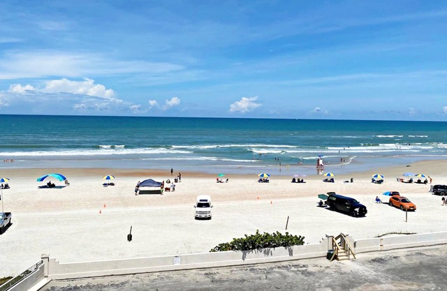 Dream Beach Escape at Daytona Beach, FLn