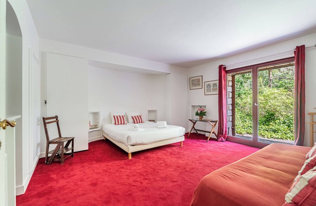 Dream estate with swimming pool, in the heart of the Fontainebleau forest