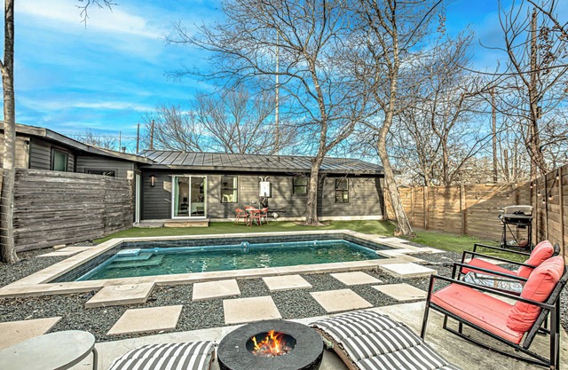 Dream Stay w/Pool & Hotub for up to 20 Guests, Mins to DT Austin!