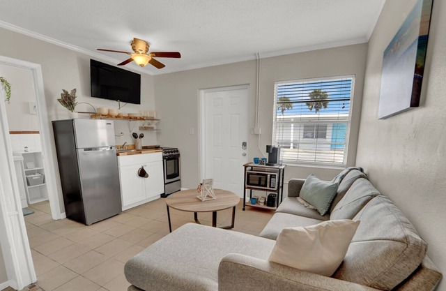 *Dream Vacation in Stylish Space - Sleeps 6 + Kitchen and Pool!