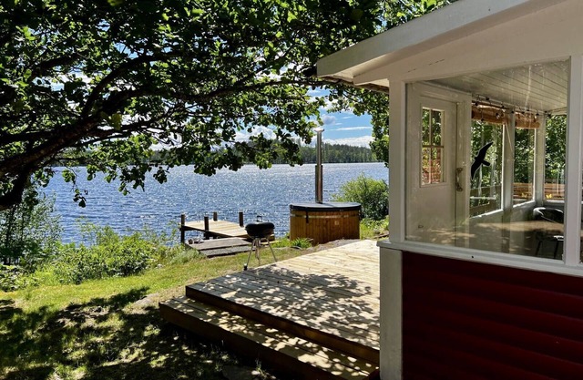 Dream vacation by the lake in Småland with sauna, hot tub and boat