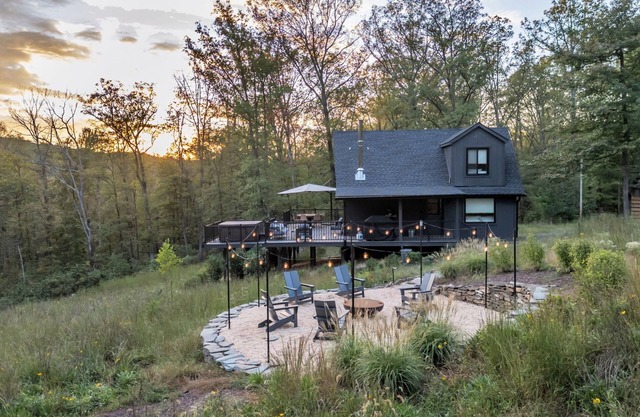 Dreamtime Hillside Cabin w/hot tub, fire pit, expansive deck