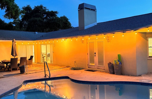 Dreamy 5 Bed, Heated Pool, 2 Miles from BEACH/2 Master Suites