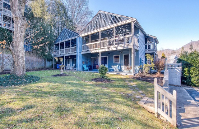 Dreamy Condo Near the Lake W/Shared Pool, Furnished Patio & Free WiFi