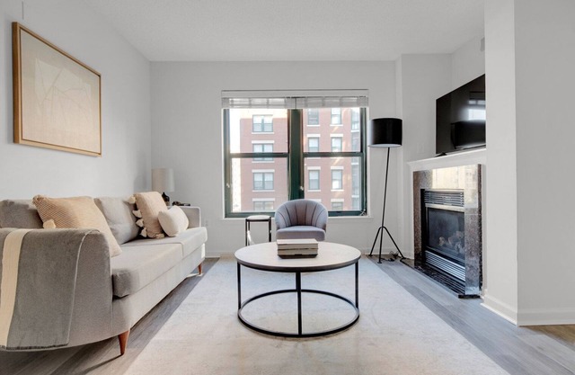 Dreamy Logan Circle 2BR w/Gym, W/D & Pool, walk to bars by Blueground