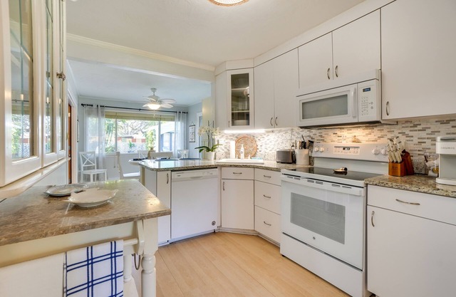 Dreamy Palm Harbor Cottage, Steps to Crystal Beach