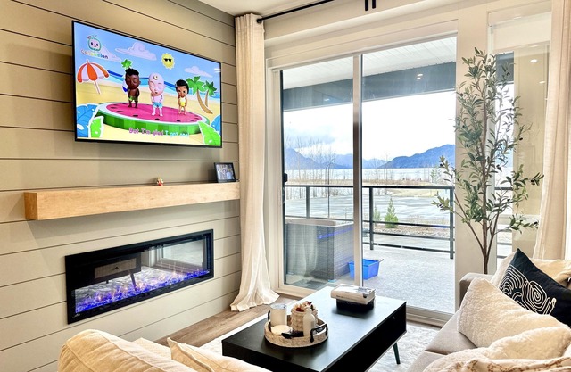 Dreamy Panoramic Lakeview - New 1BR + Den: Hotsprings Nest