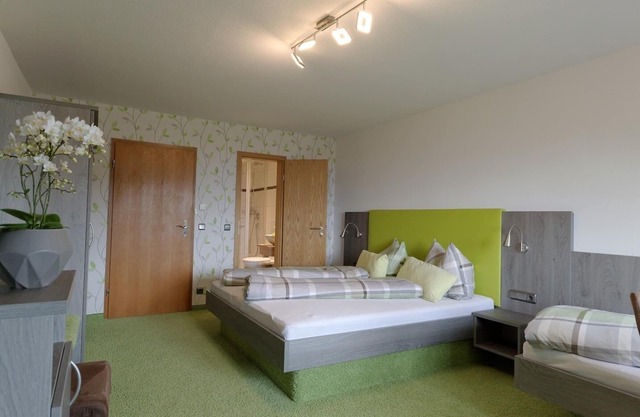 Dreibettzimmer mit Dusche/WC